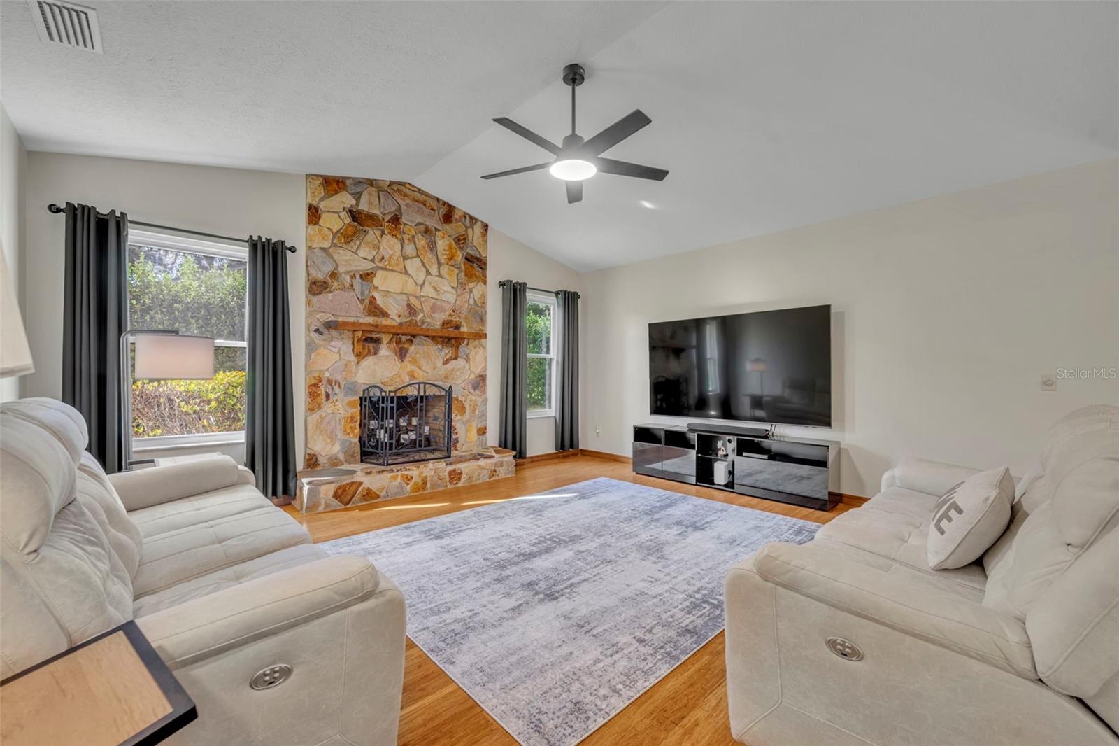 Listing photo id 9 for 3158 Whisper Wind Drive