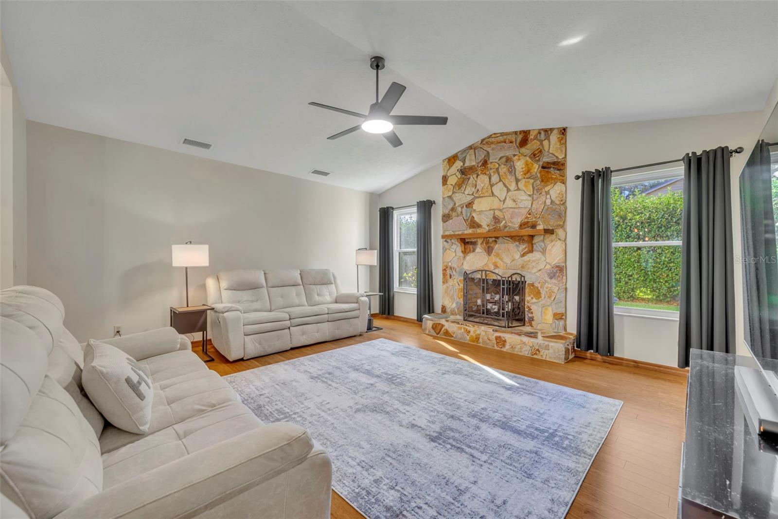 Listing photo id 10 for 3158 Whisper Wind Drive