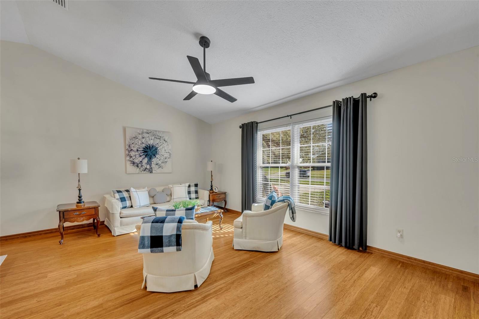 Listing photo id 4 for 3158 Whisper Wind Drive