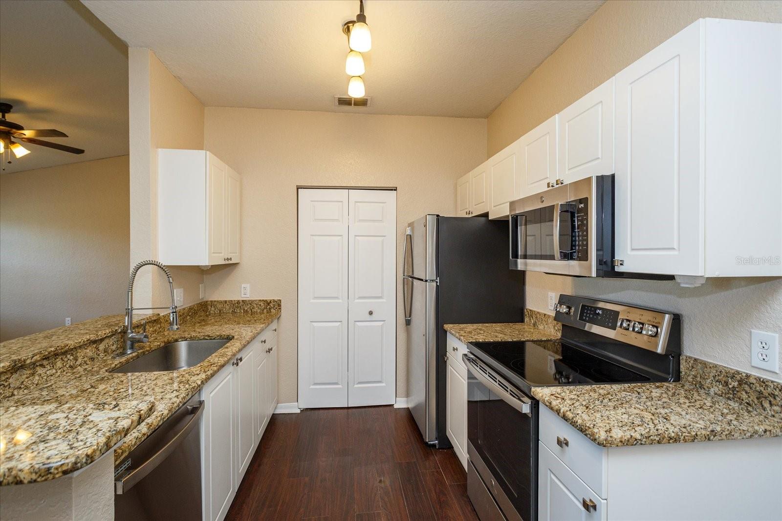Listing photo id 7 for 819 Grand Regency Point 203
