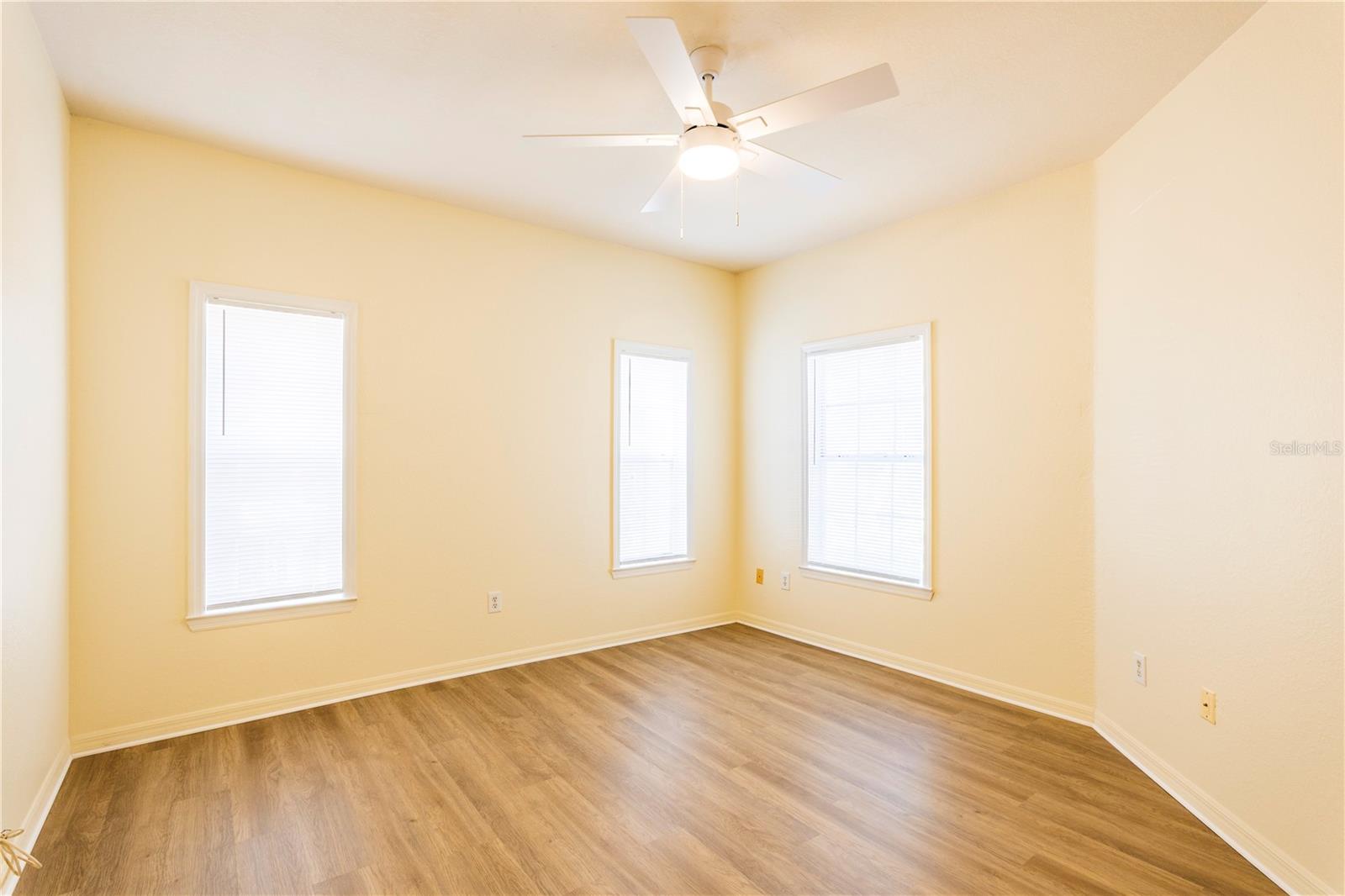 Image 19 of 34 For 3593 Conroy Road 422