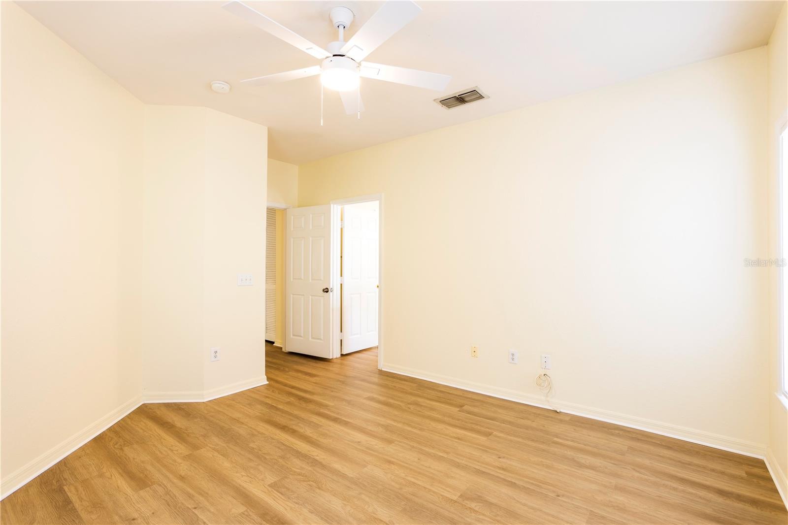 Image 20 of 34 For 3593 Conroy Road 422