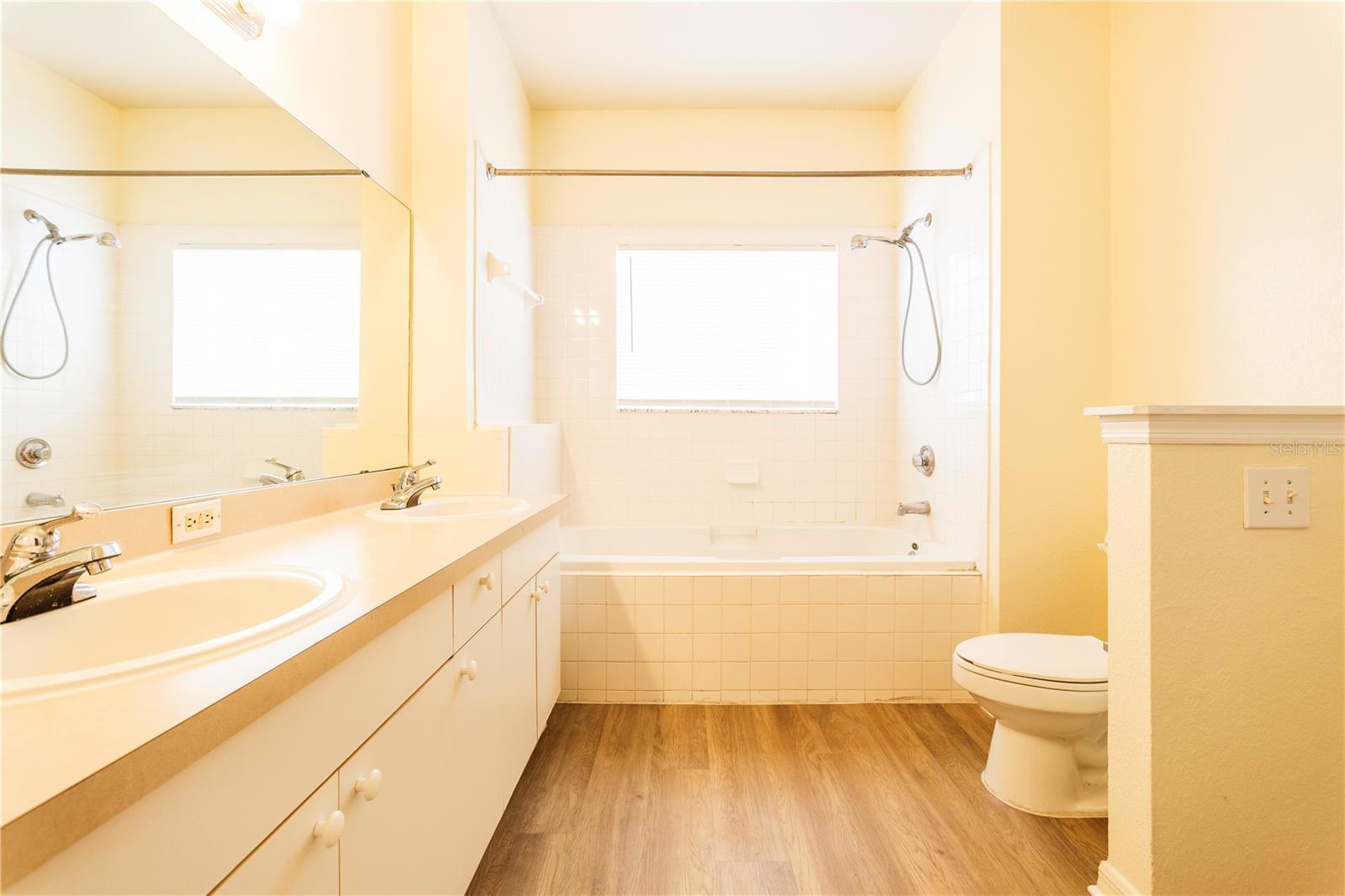 Image 21 of 34 For 3593 Conroy Road 422