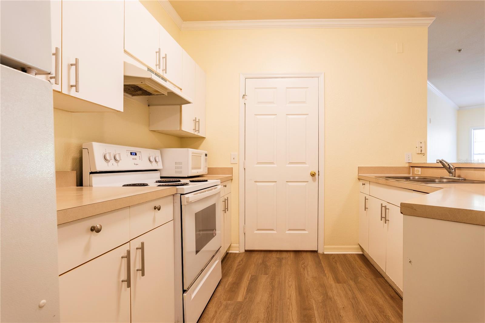 Image 8 of 34 For 3593 Conroy Road 422