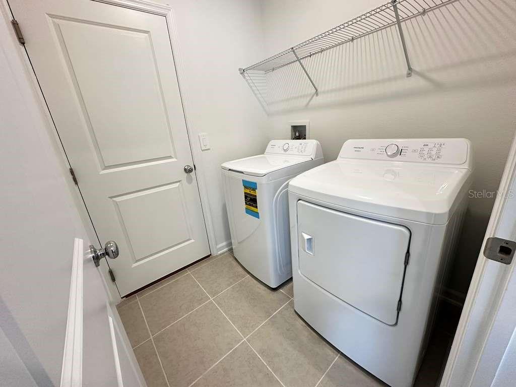 Listing photo id 12 for 5431 Meadow Walk Drive