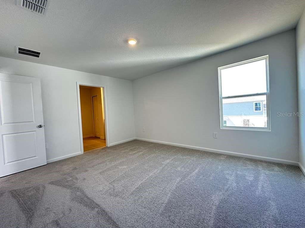 Listing photo id 14 for 5431 Meadow Walk Drive