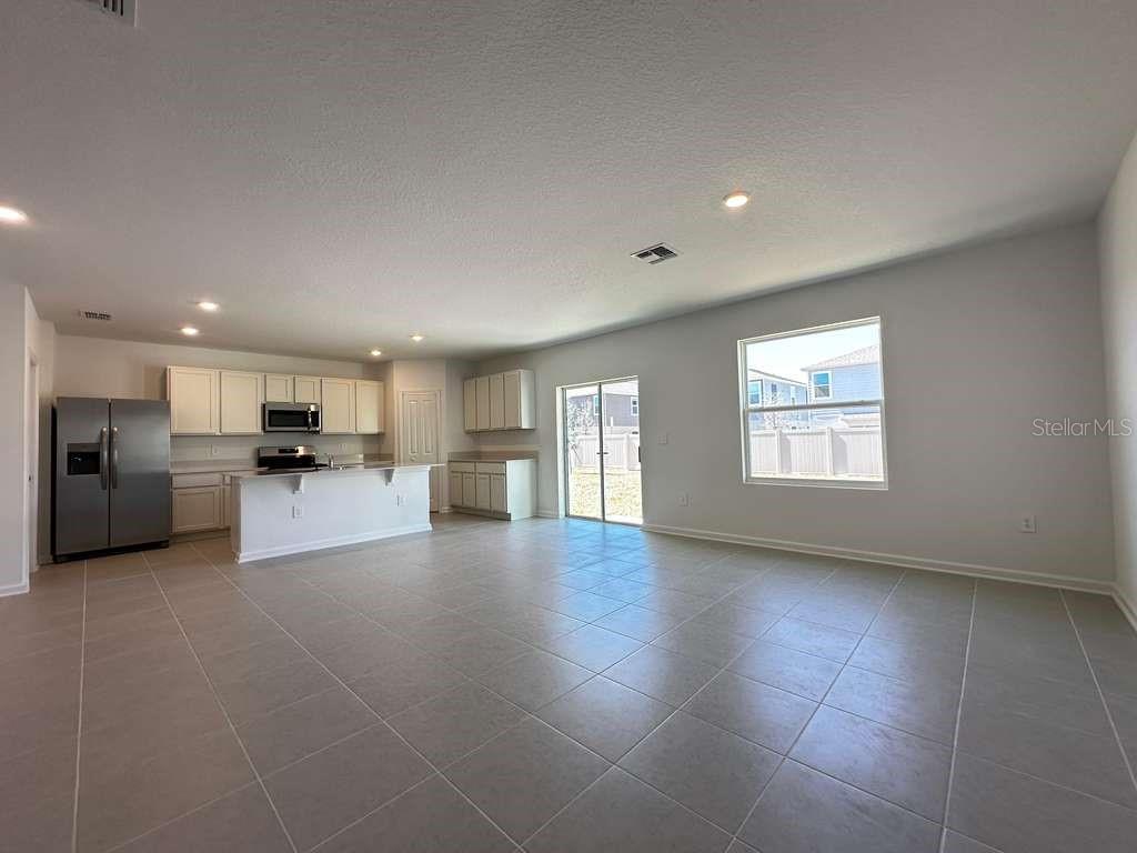 Listing photo id 3 for 5431 Meadow Walk Drive