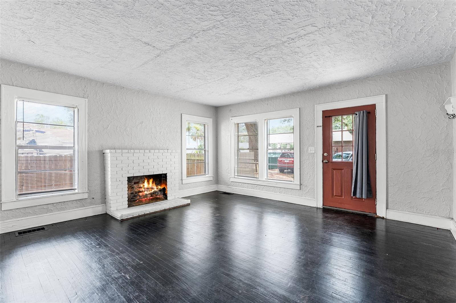 Image 32 of 43 For 25 Pinecrest Avenue