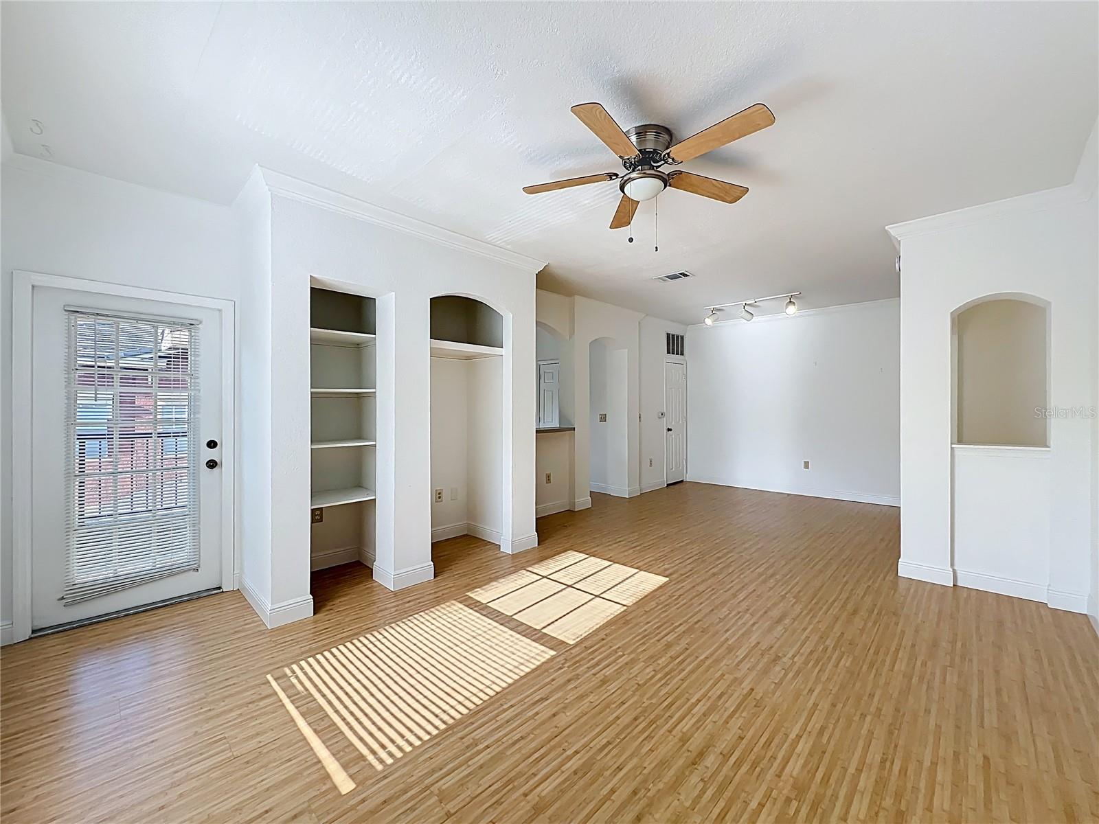 Image 13 of 66 For 174 Villa Di Este Terrace 200