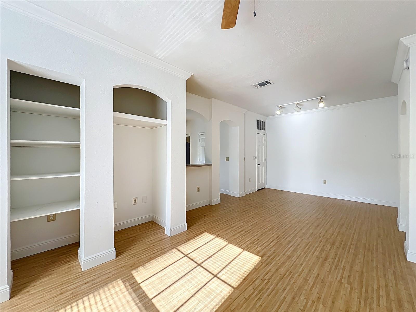 Image 14 of 66 For 174 Villa Di Este Terrace 200