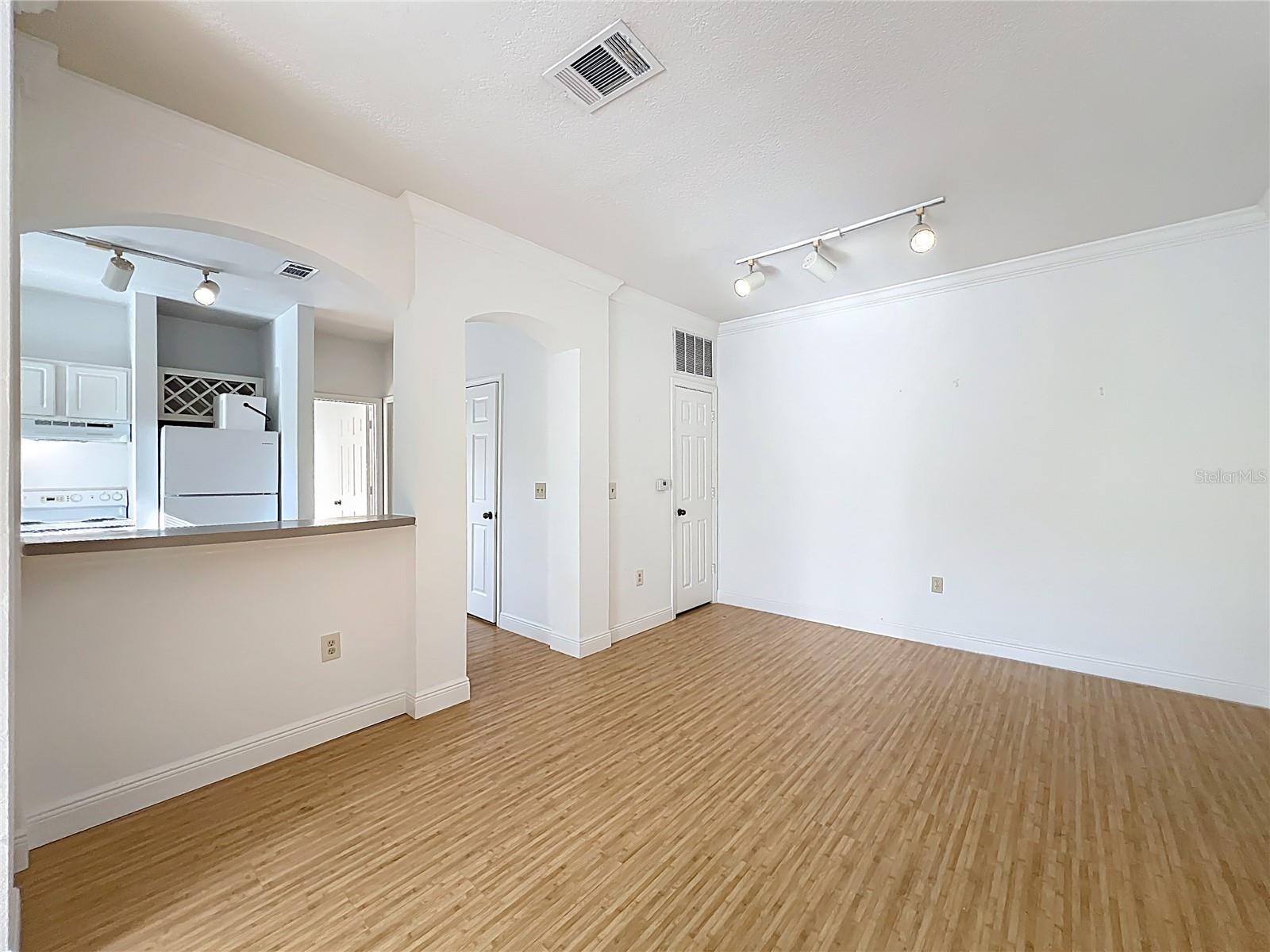 Image 15 of 66 For 174 Villa Di Este Terrace 200