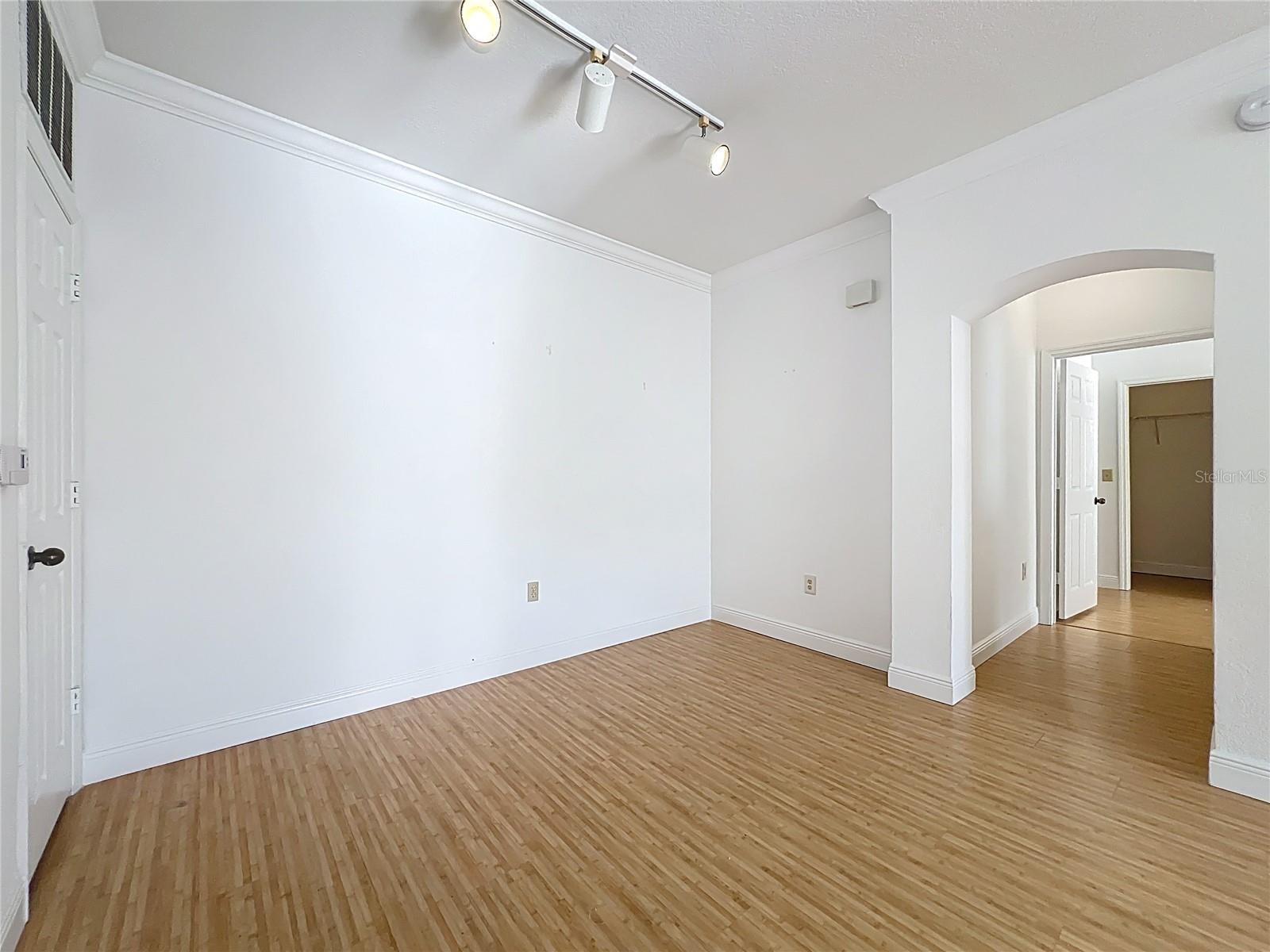 Image 16 of 66 For 174 Villa Di Este Terrace 200