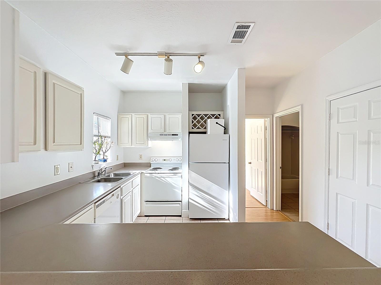 Image 17 of 66 For 174 Villa Di Este Terrace 200