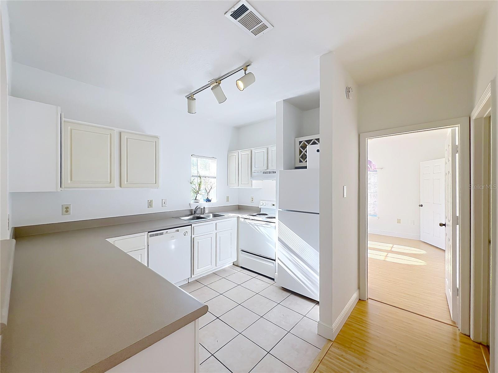 Image 18 of 66 For 174 Villa Di Este Terrace 200