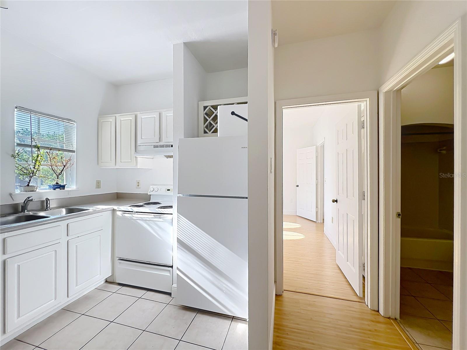 Image 19 of 66 For 174 Villa Di Este Terrace 200