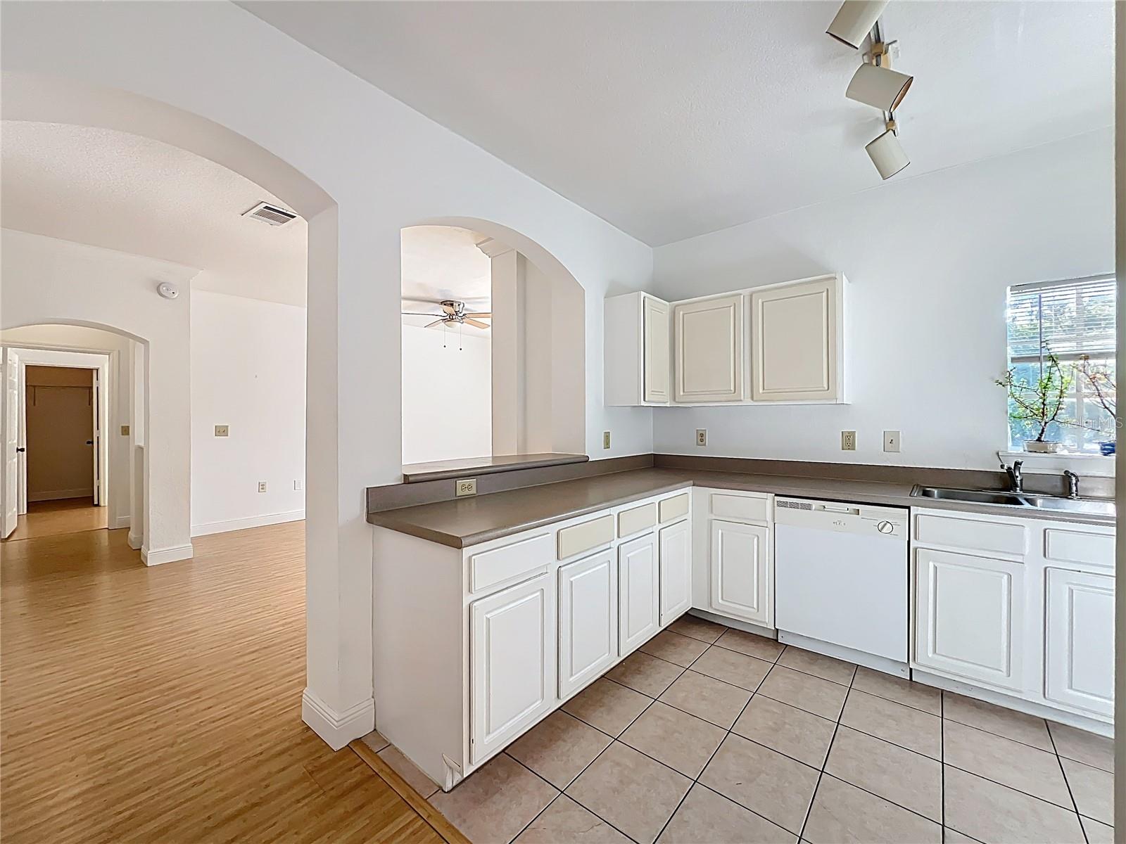 Image 28 of 66 For 174 Villa Di Este Terrace 200