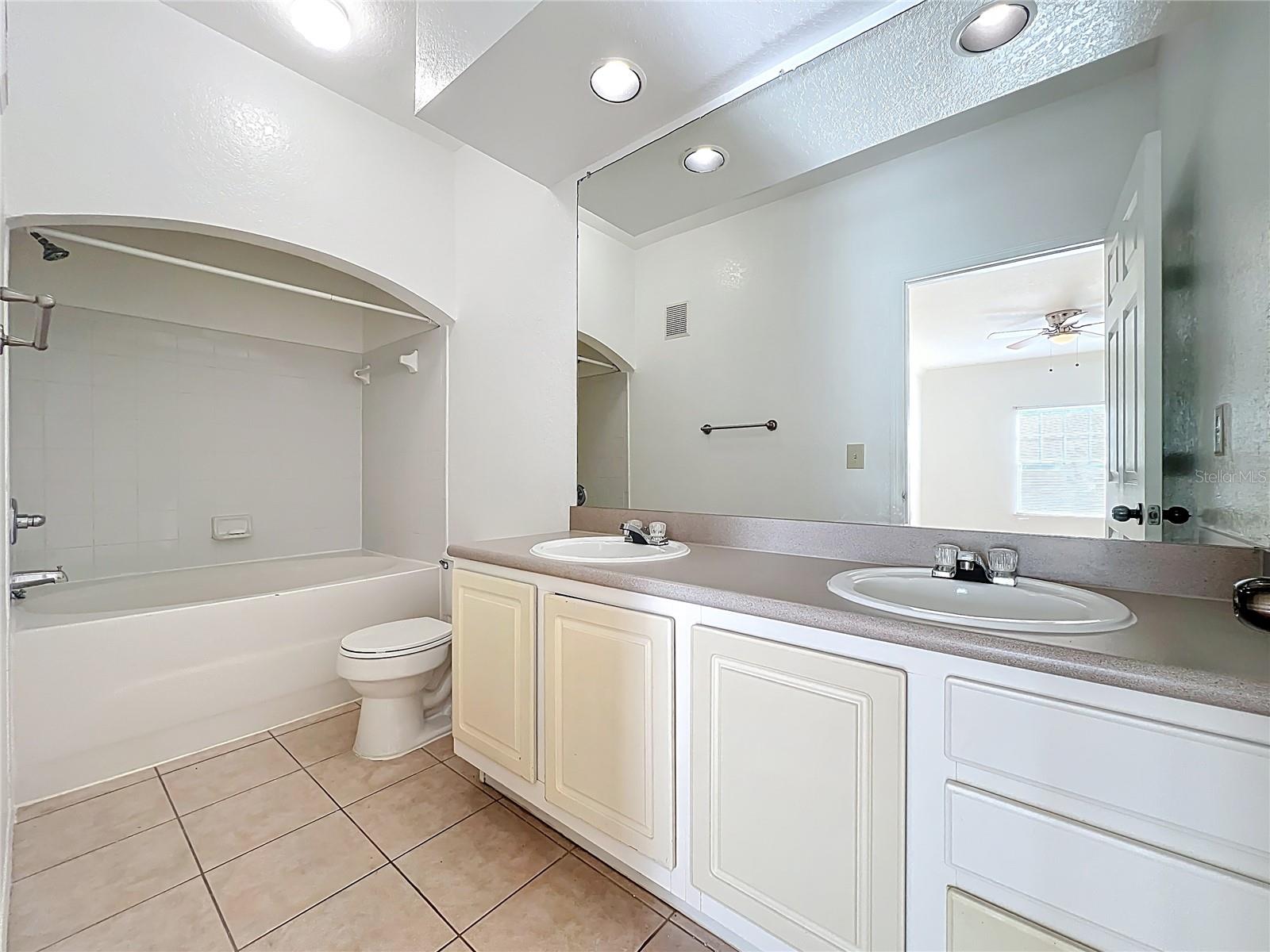 Image 35 of 66 For 174 Villa Di Este Terrace 200