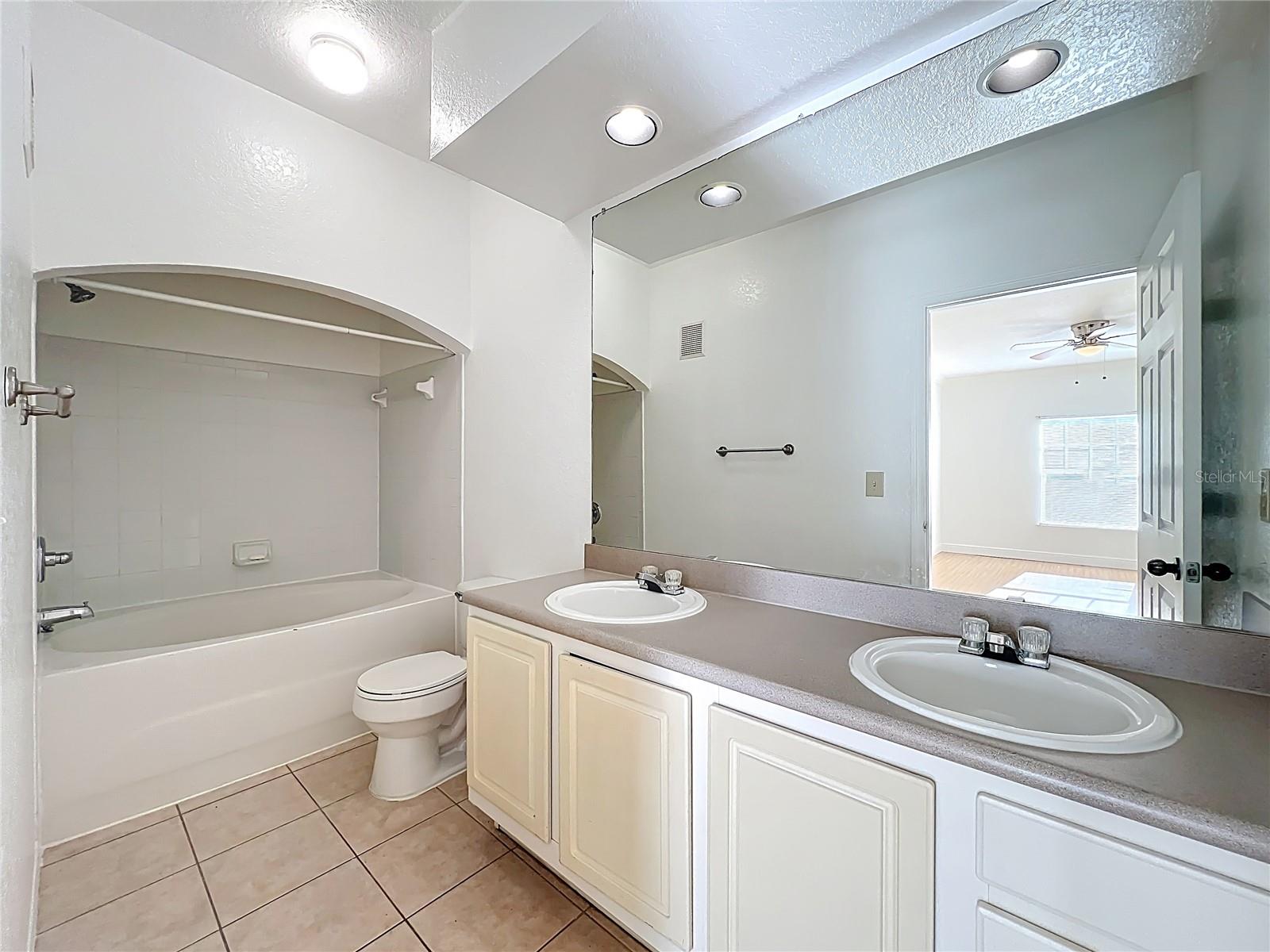 Image 36 of 66 For 174 Villa Di Este Terrace 200