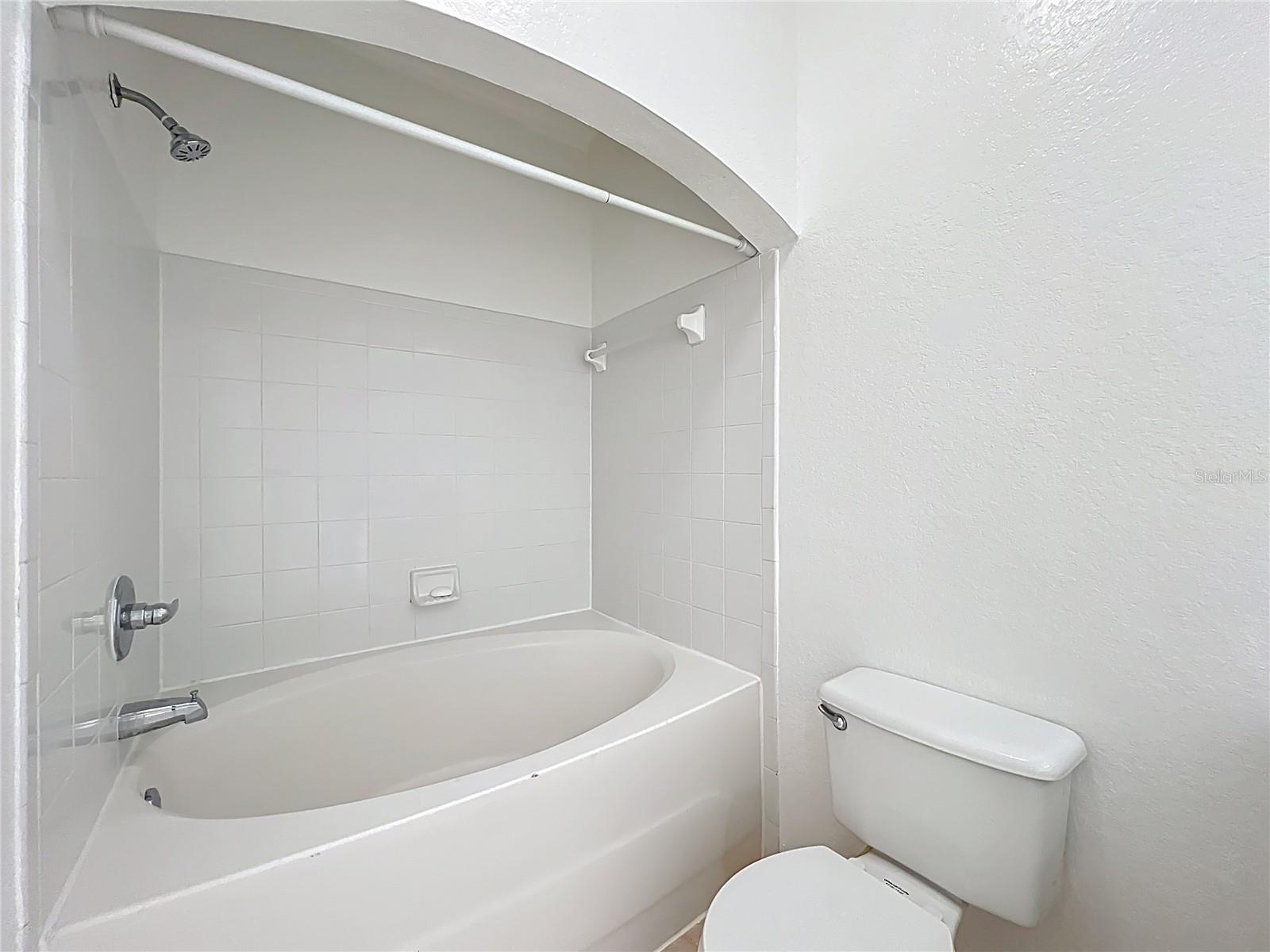 Image 37 of 66 For 174 Villa Di Este Terrace 200