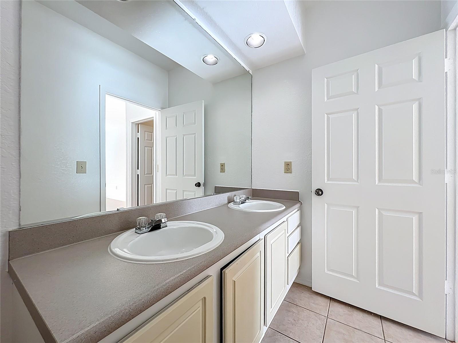 Image 38 of 66 For 174 Villa Di Este Terrace 200