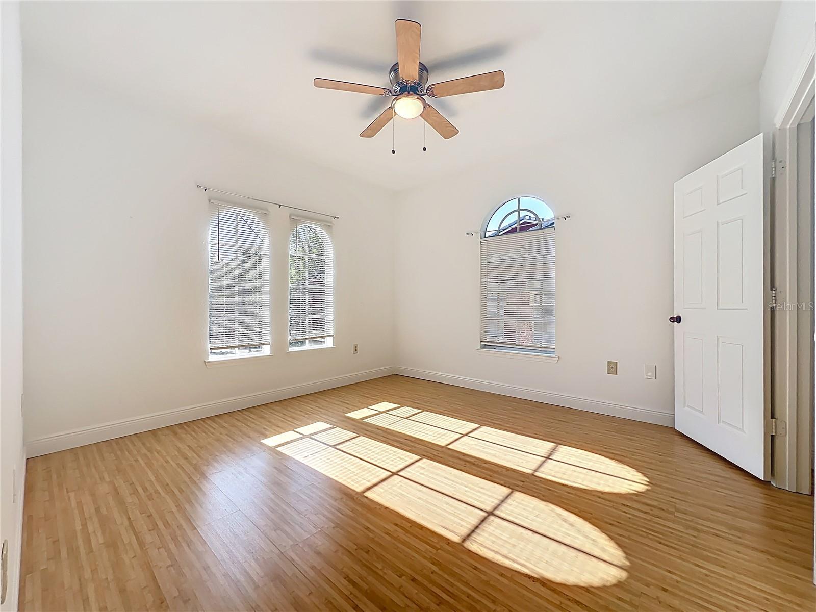 Image 41 of 66 For 174 Villa Di Este Terrace 200