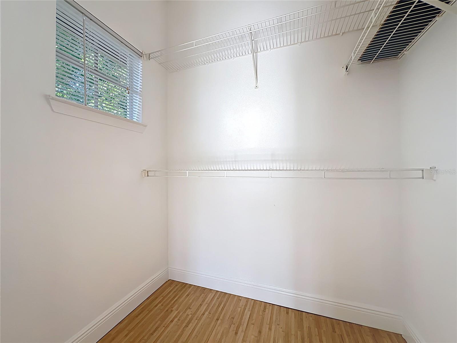 Image 42 of 66 For 174 Villa Di Este Terrace 200