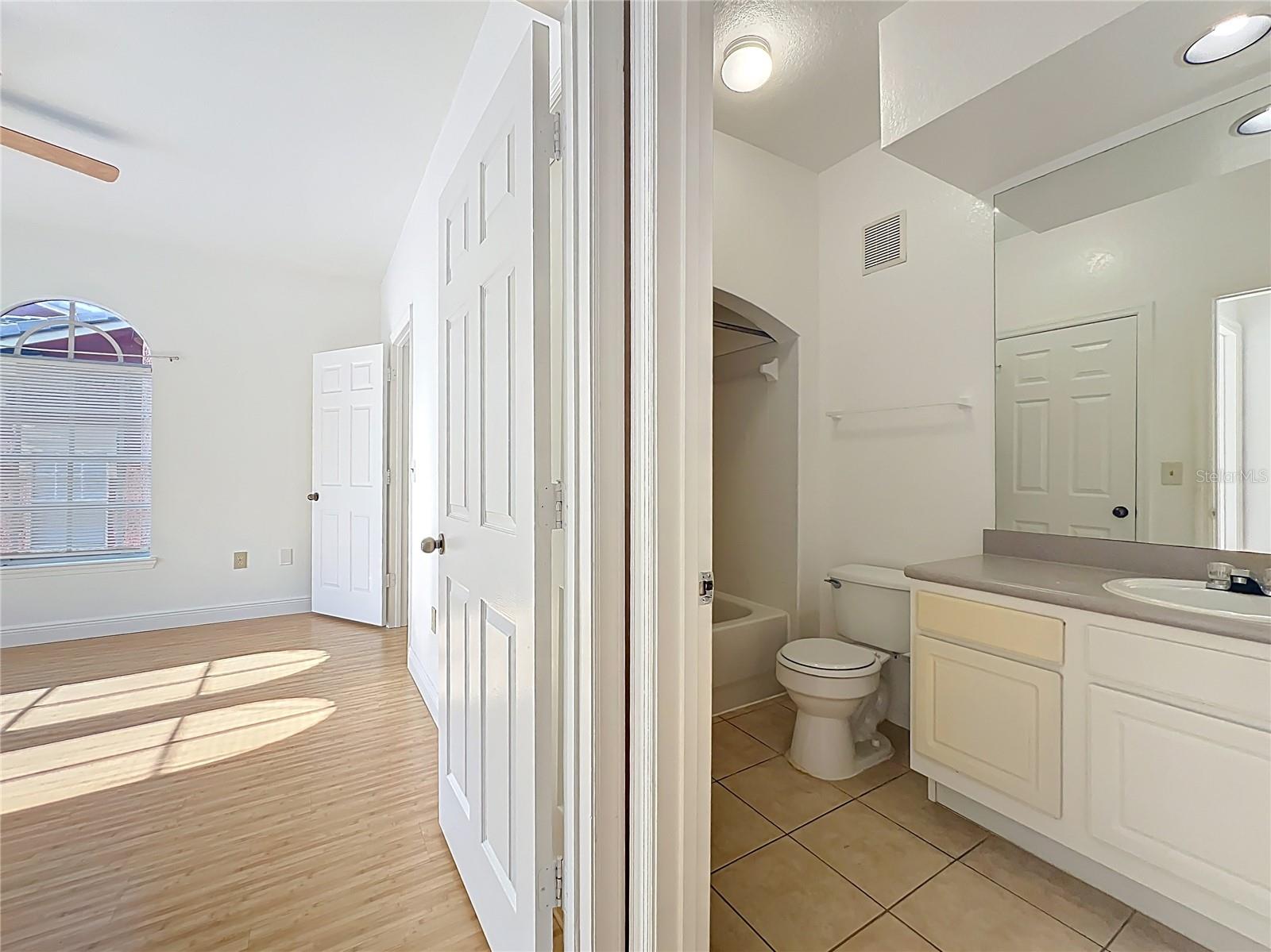 Image 43 of 66 For 174 Villa Di Este Terrace 200