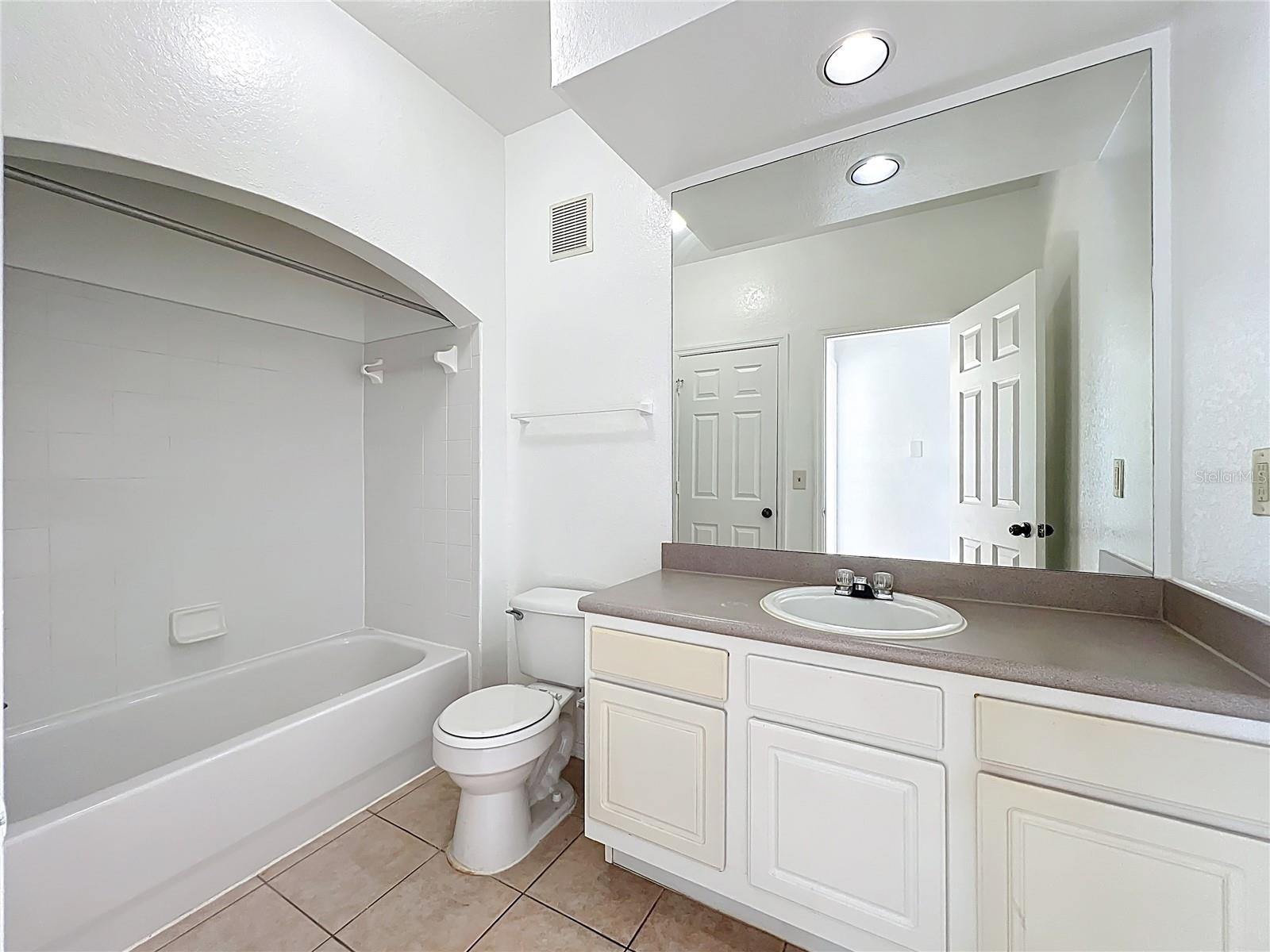 Image 44 of 66 For 174 Villa Di Este Terrace 200