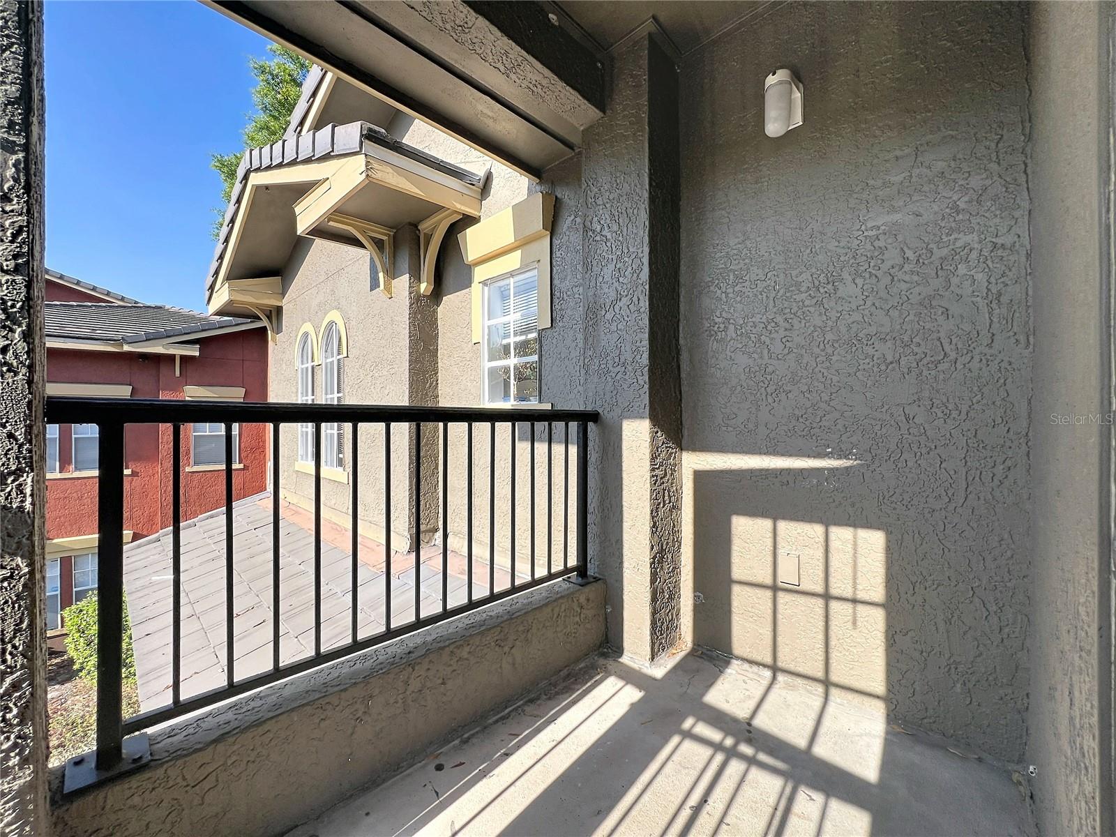 Image 50 of 66 For 174 Villa Di Este Terrace 200