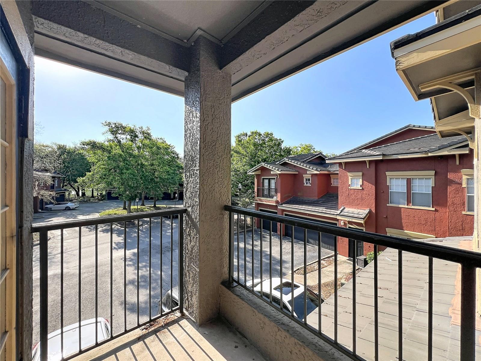 Image 51 of 66 For 174 Villa Di Este Terrace 200