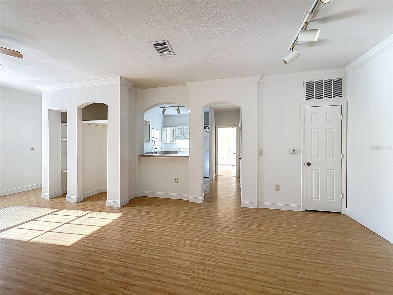 Image 7 of 66 For 174 Villa Di Este Terrace 200