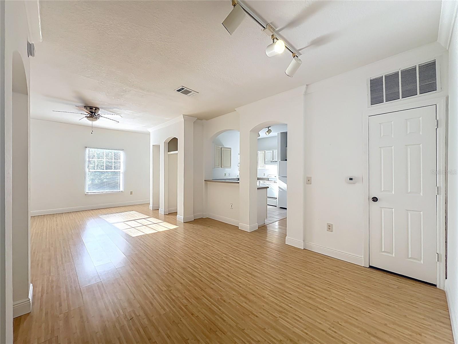 Image 8 of 66 For 174 Villa Di Este Terrace 200