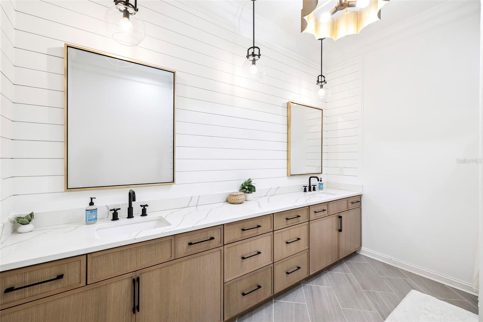 Image 37 of 81 For 410 Windjammer Court