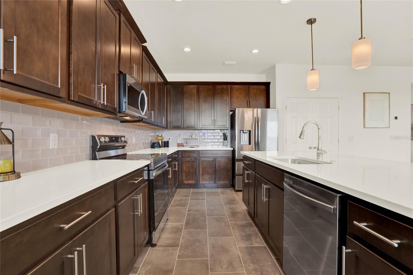 Image 15 of 39 For 7193 Dilly Lake Avenue