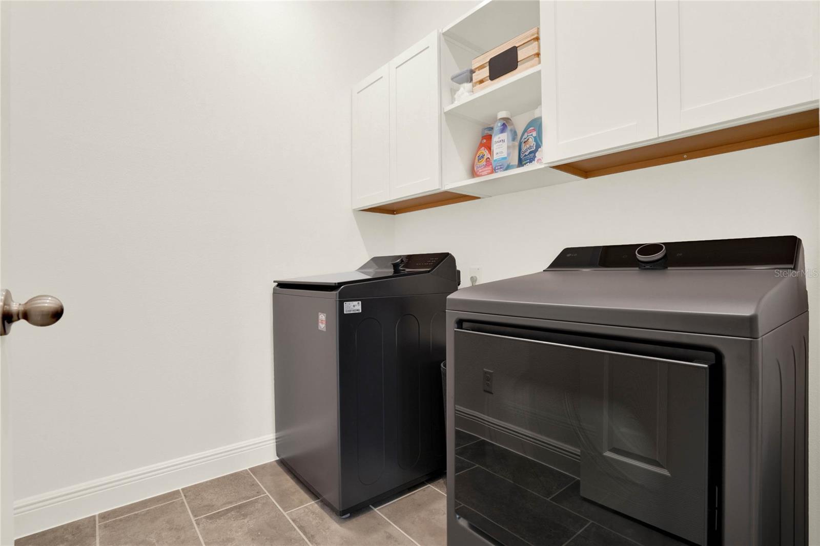 Image 18 of 39 For 7193 Dilly Lake Avenue