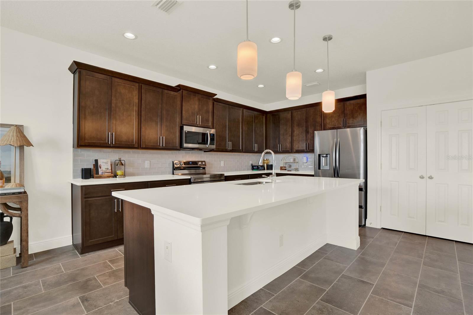 Image 9 of 39 For 7193 Dilly Lake Avenue