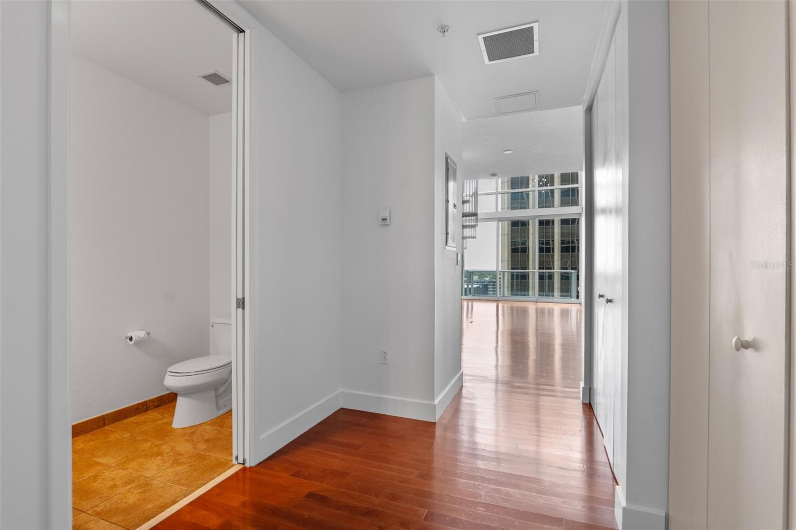 Image 5 of 34 For 150 Robinson Street 1023