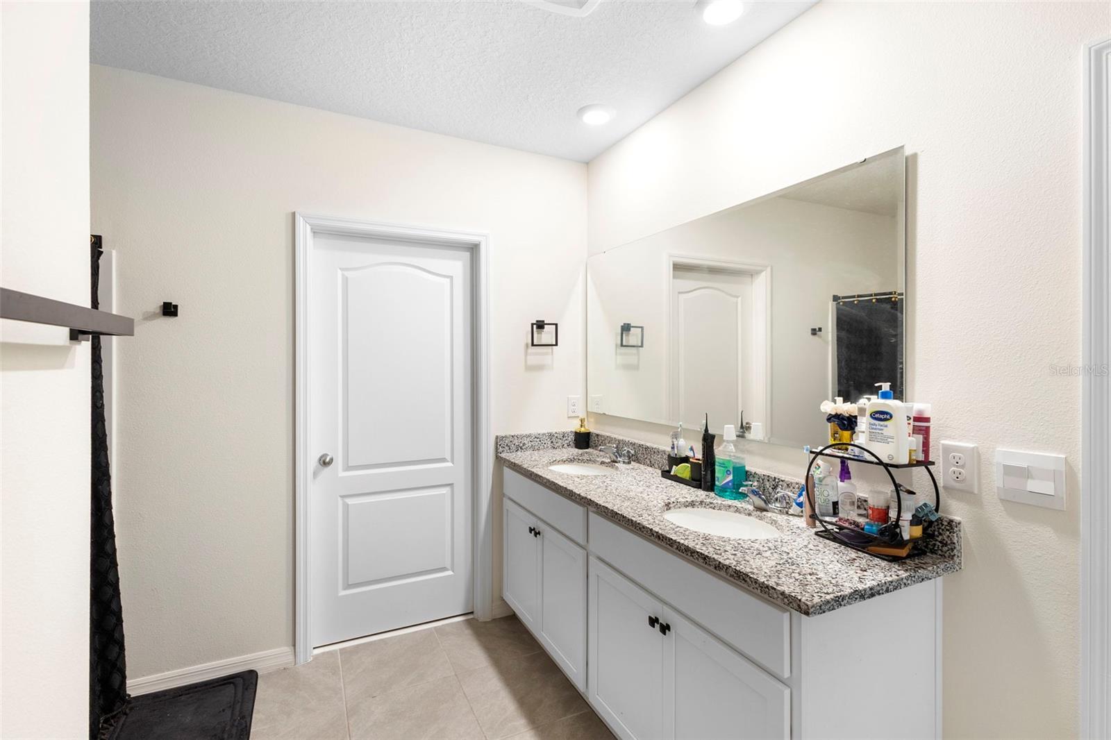 Image 19 of 39 For 821 Amhurst Drive