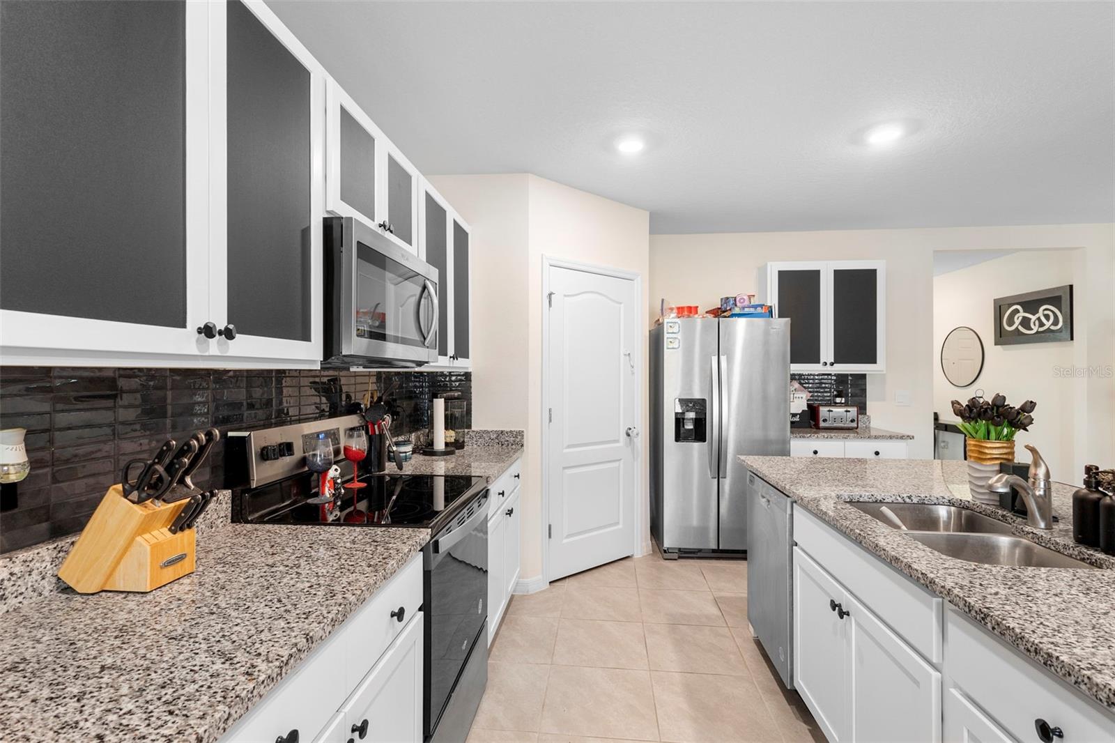 Image 22 of 39 For 821 Amhurst Drive