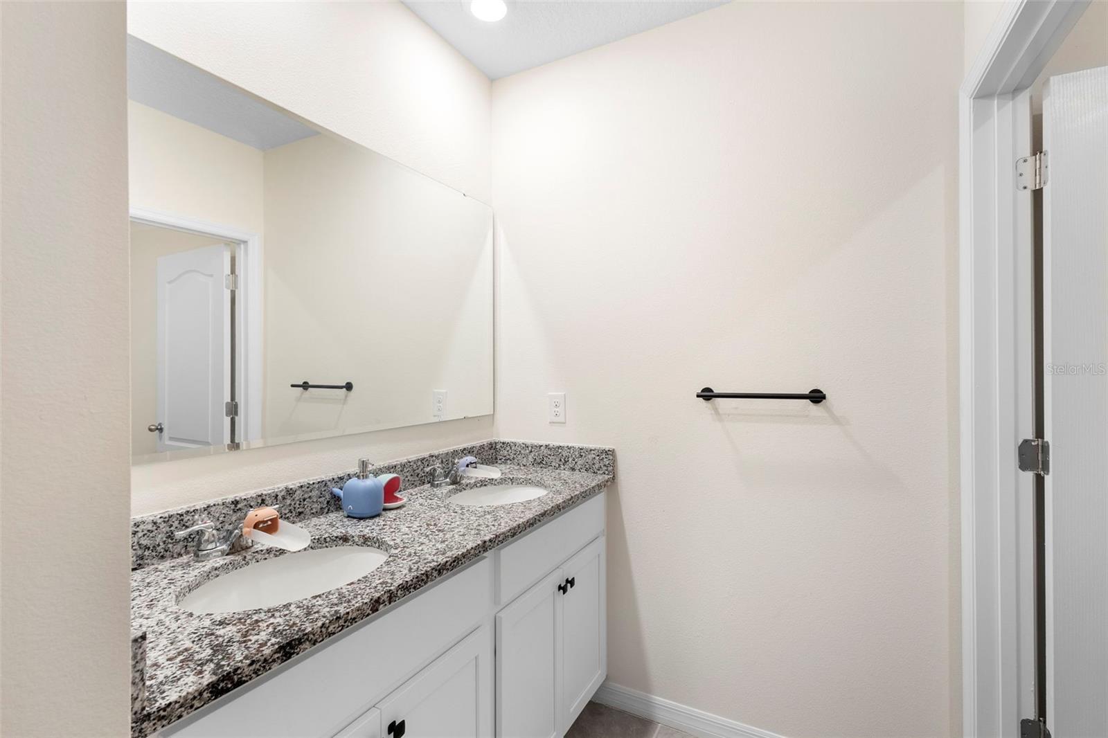 Image 9 of 39 For 821 Amhurst Drive