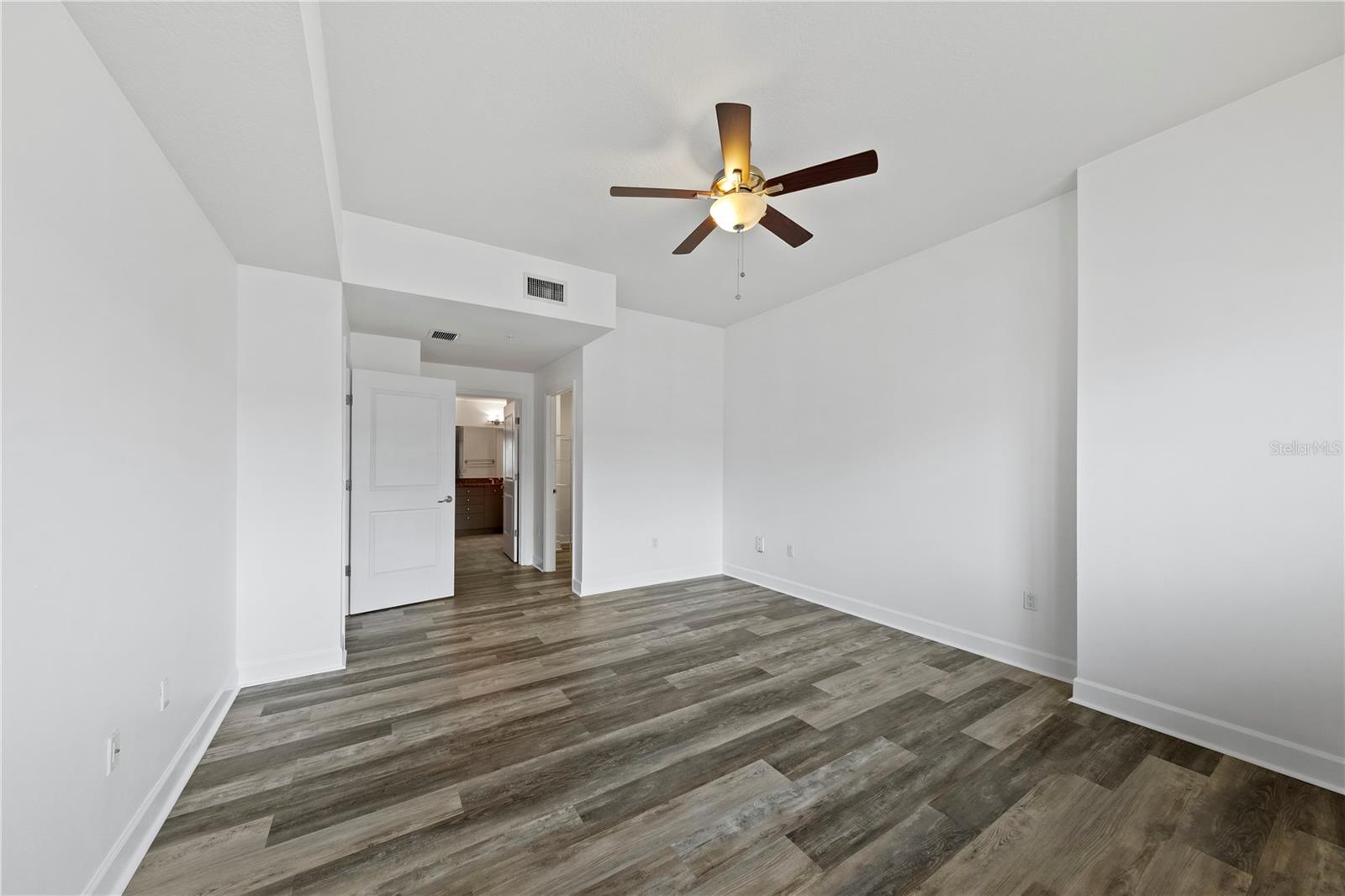 Image 22 of 39 For 100 Eola Drive 1214