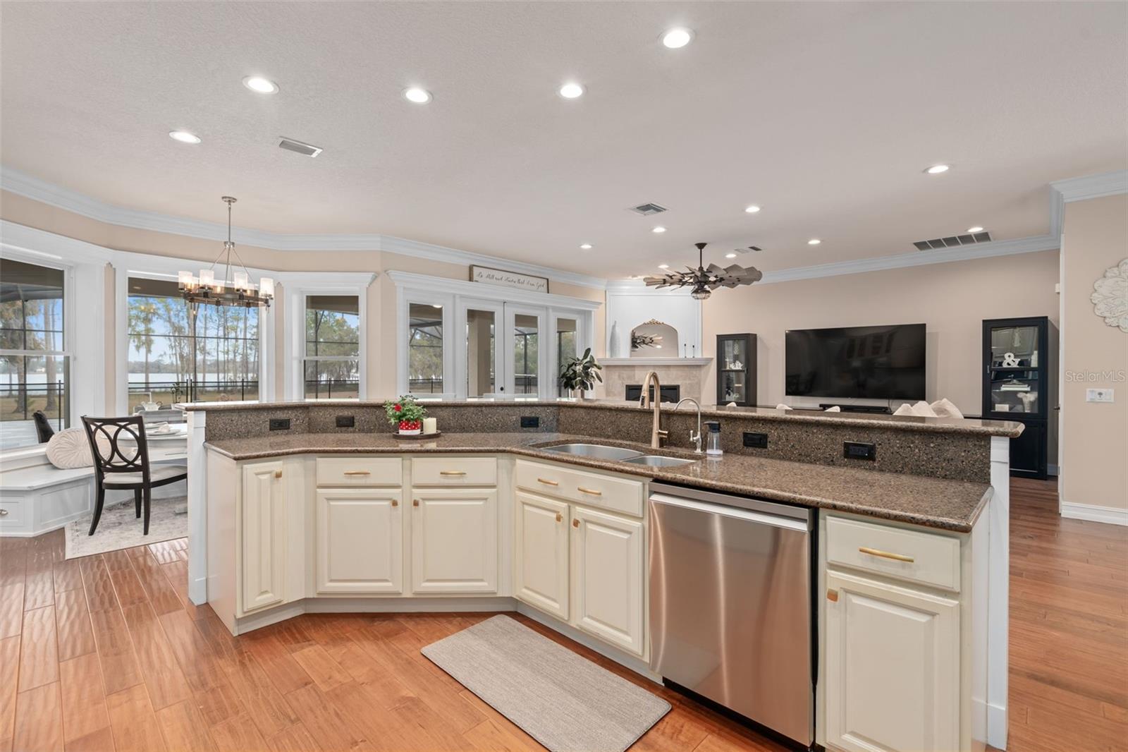 Image 18 of 69 For 5301 Carson Street