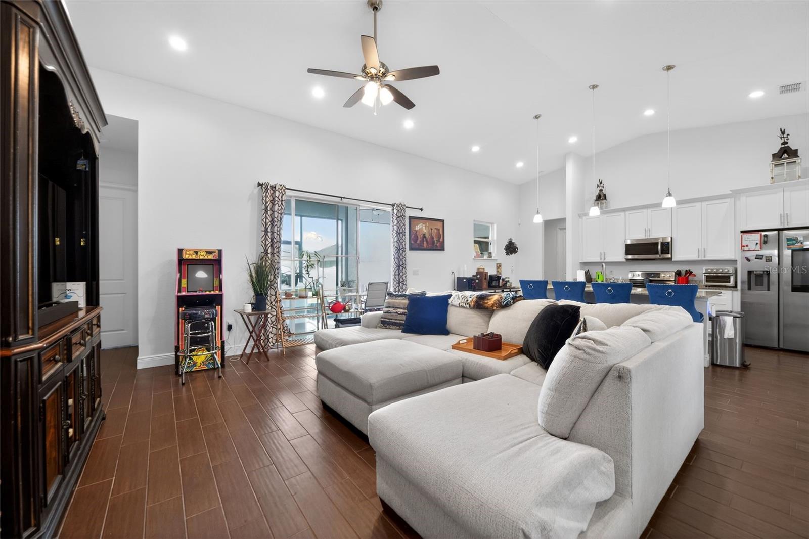 Image 3 of 20 For 4950 Pall Mall Street E