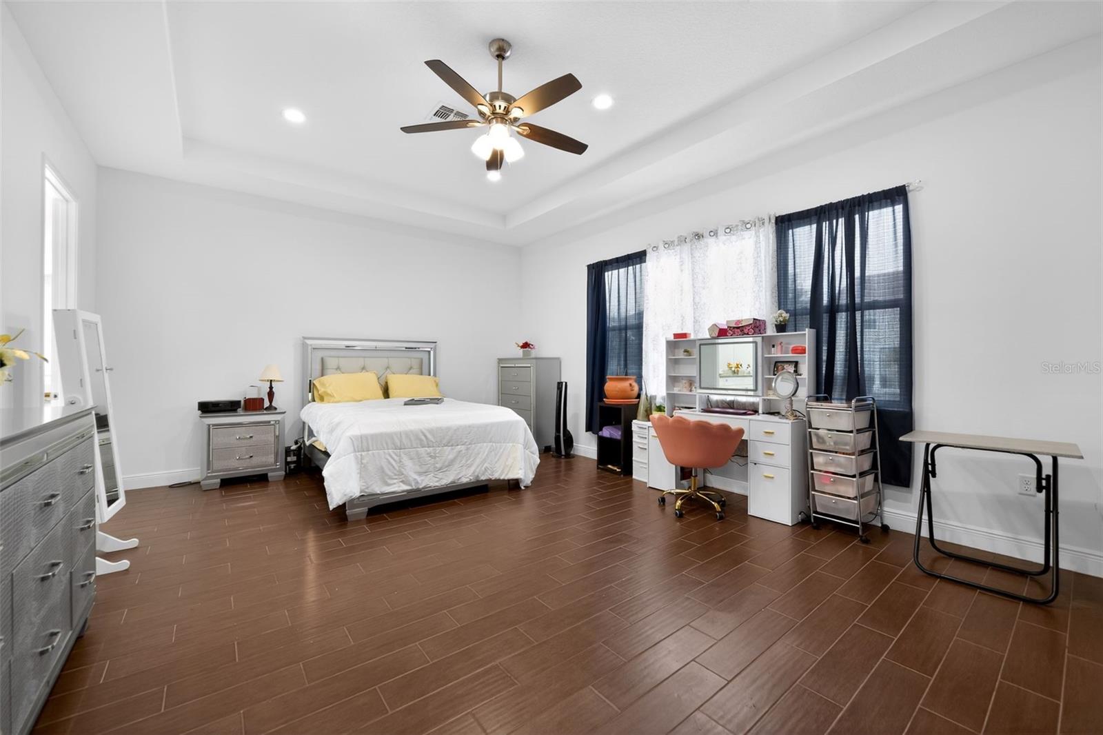 Image 7 of 20 For 4950 Pall Mall Street E