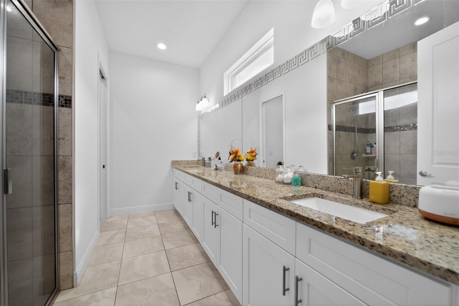 Image 8 of 20 For 4950 Pall Mall Street E