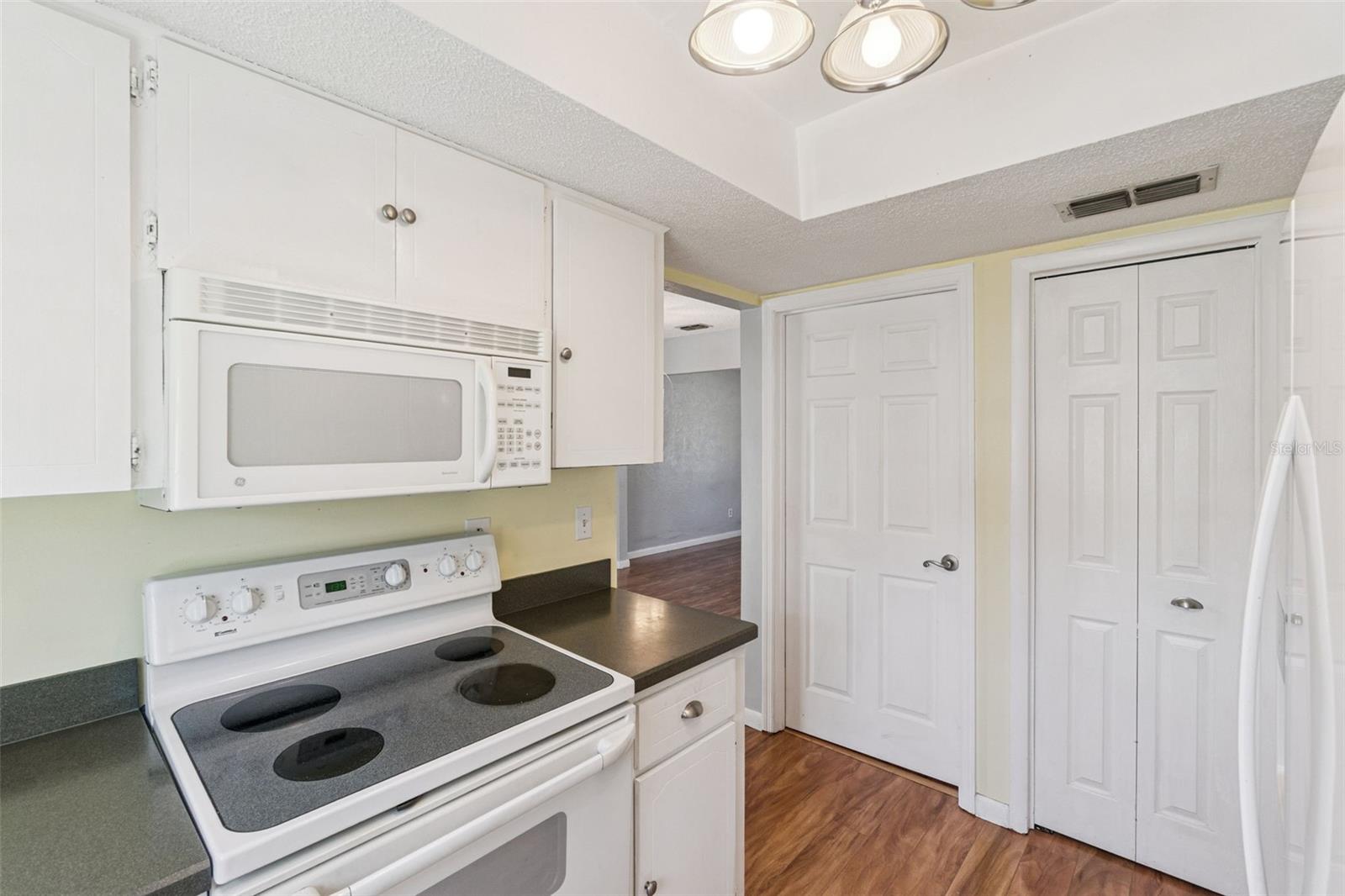 Image 11 of 50 For 478 Oxford Drive