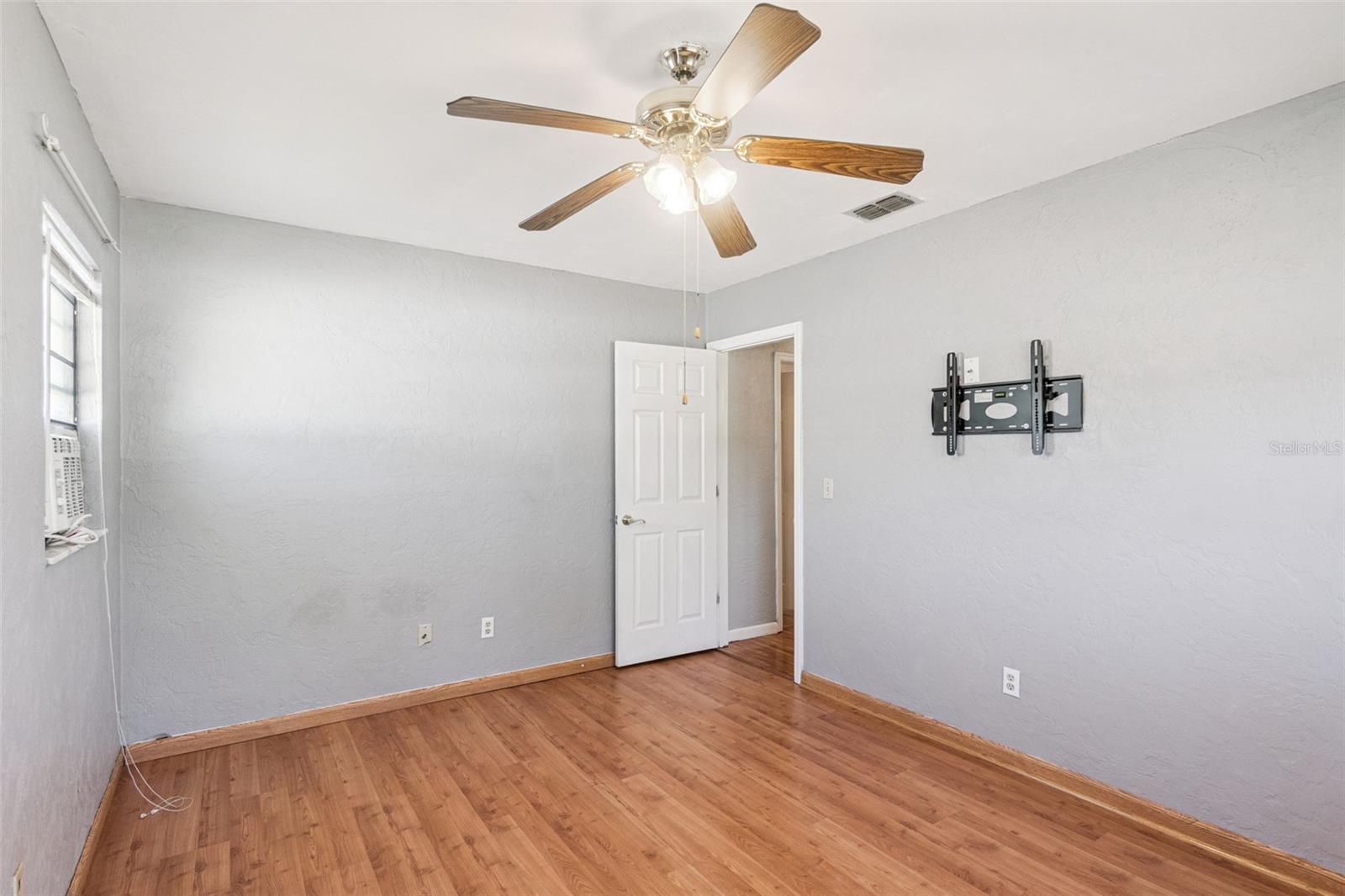 Image 15 of 50 For 478 Oxford Drive