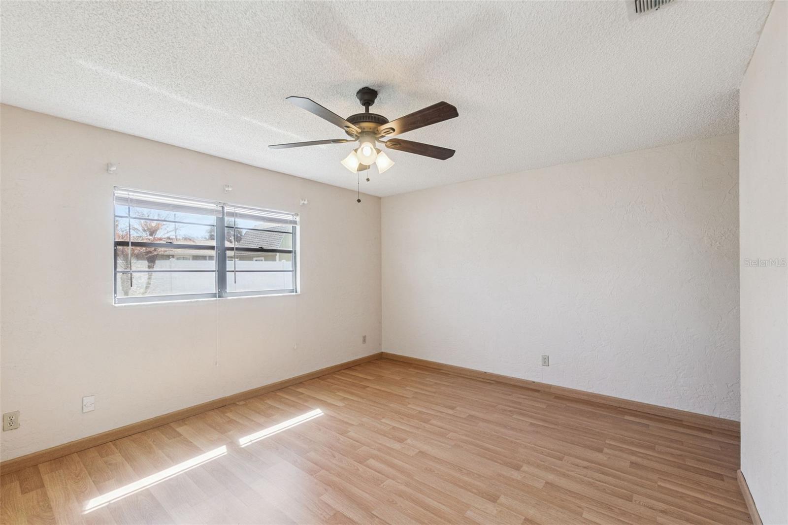 Image 17 of 50 For 478 Oxford Drive