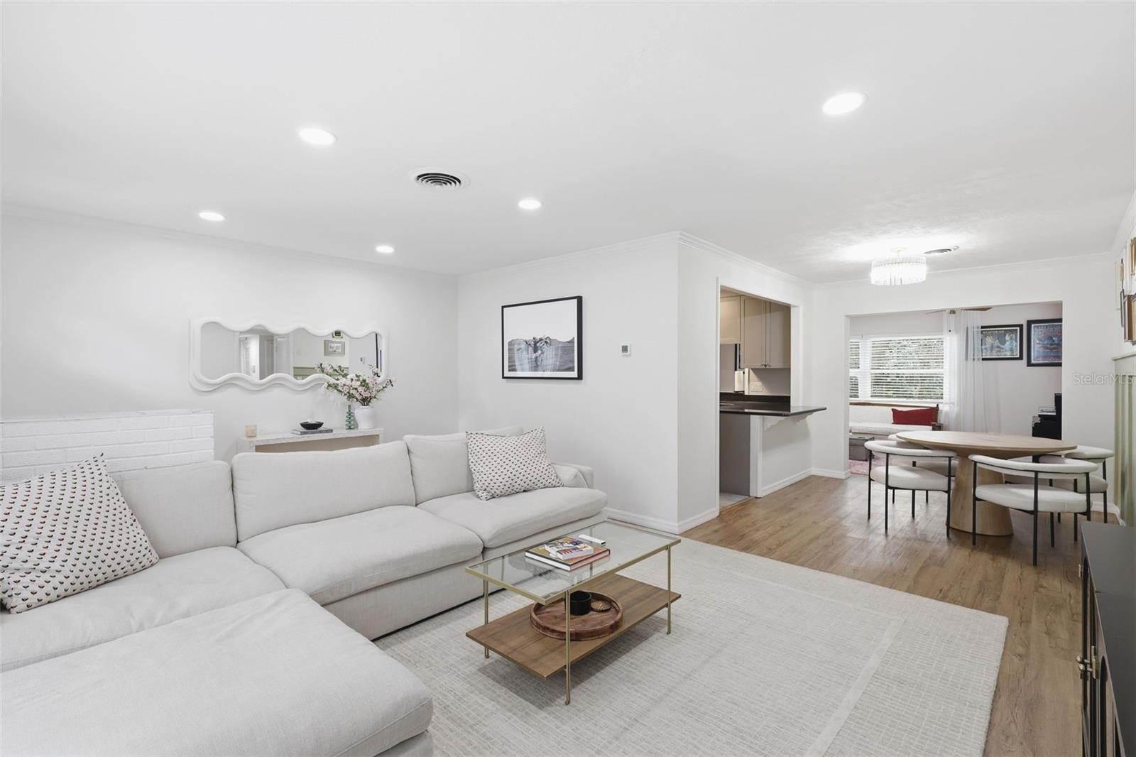 Listing photo id 8 for 1291 Oxford Road