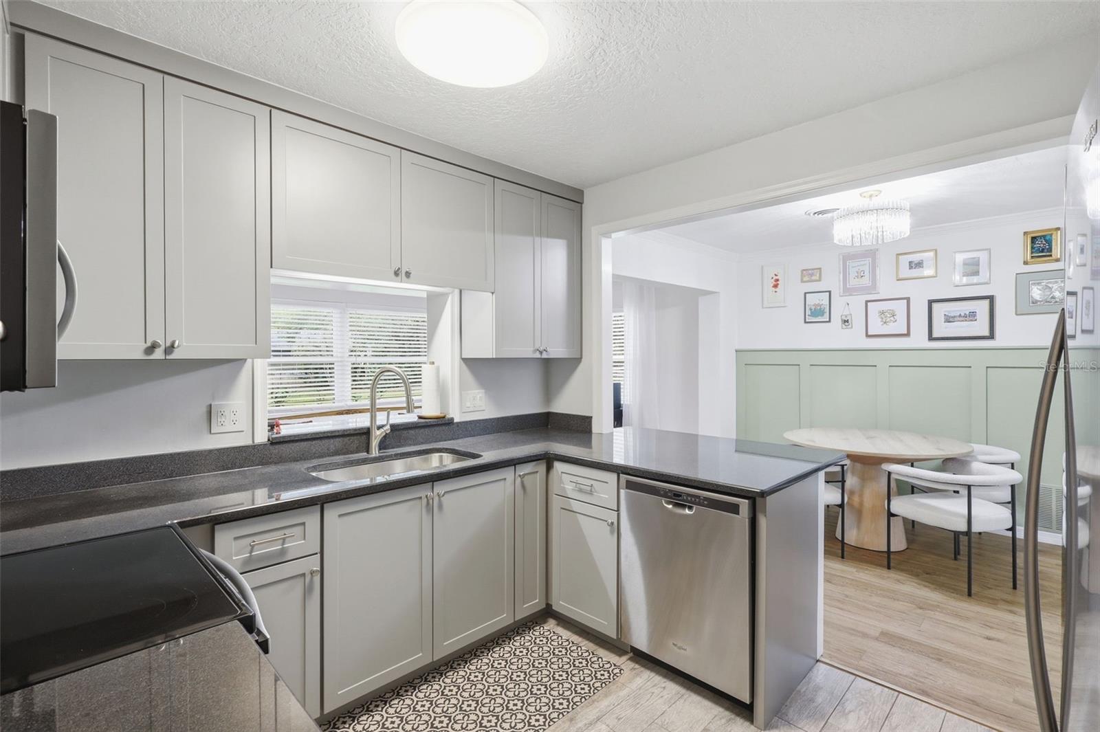 Listing photo id 11 for 1291 Oxford Road